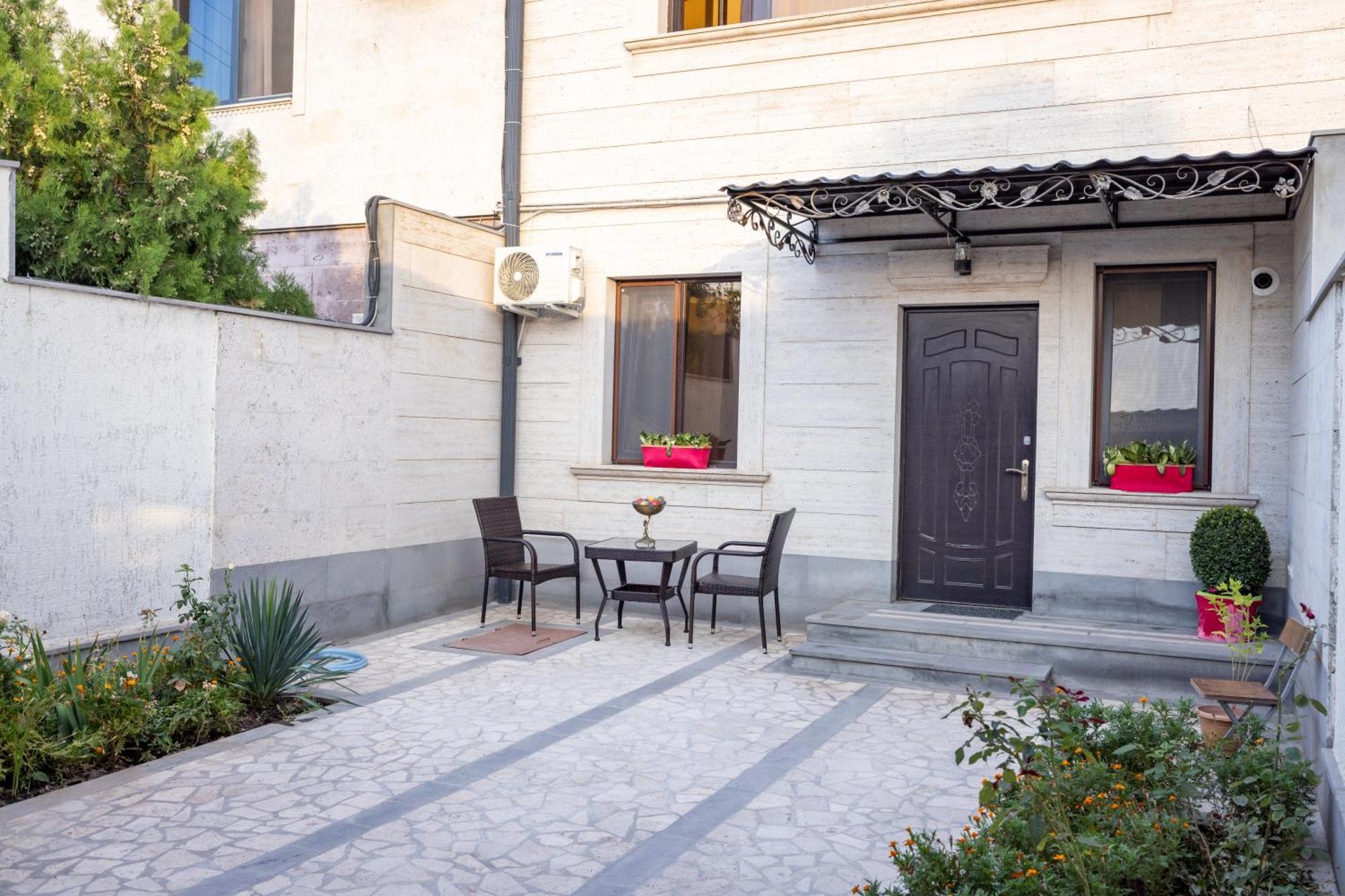 Our House Bed & Breakfast Vagharshapat Bagian luar foto
